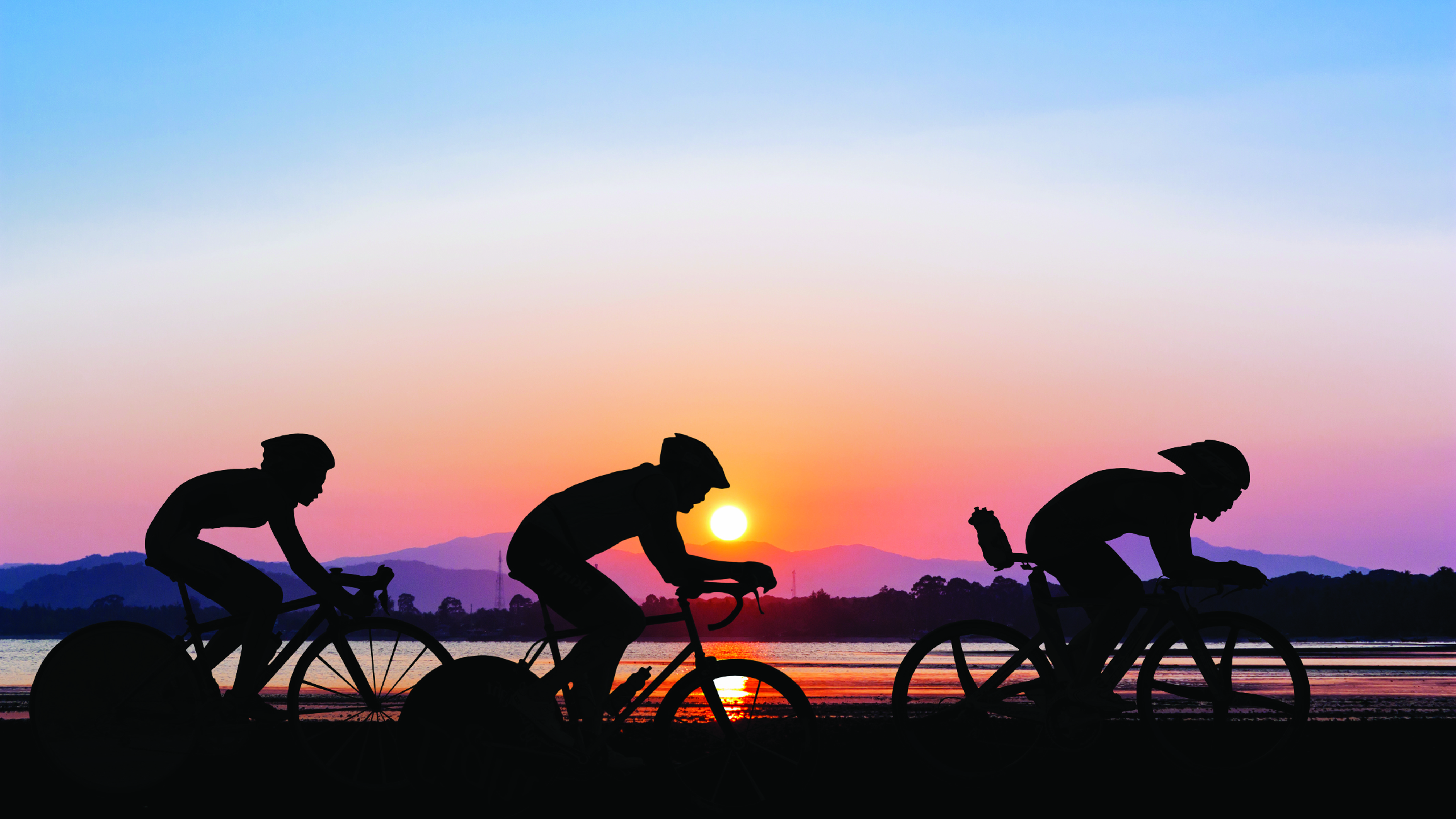 cyclistes coucher de soleil